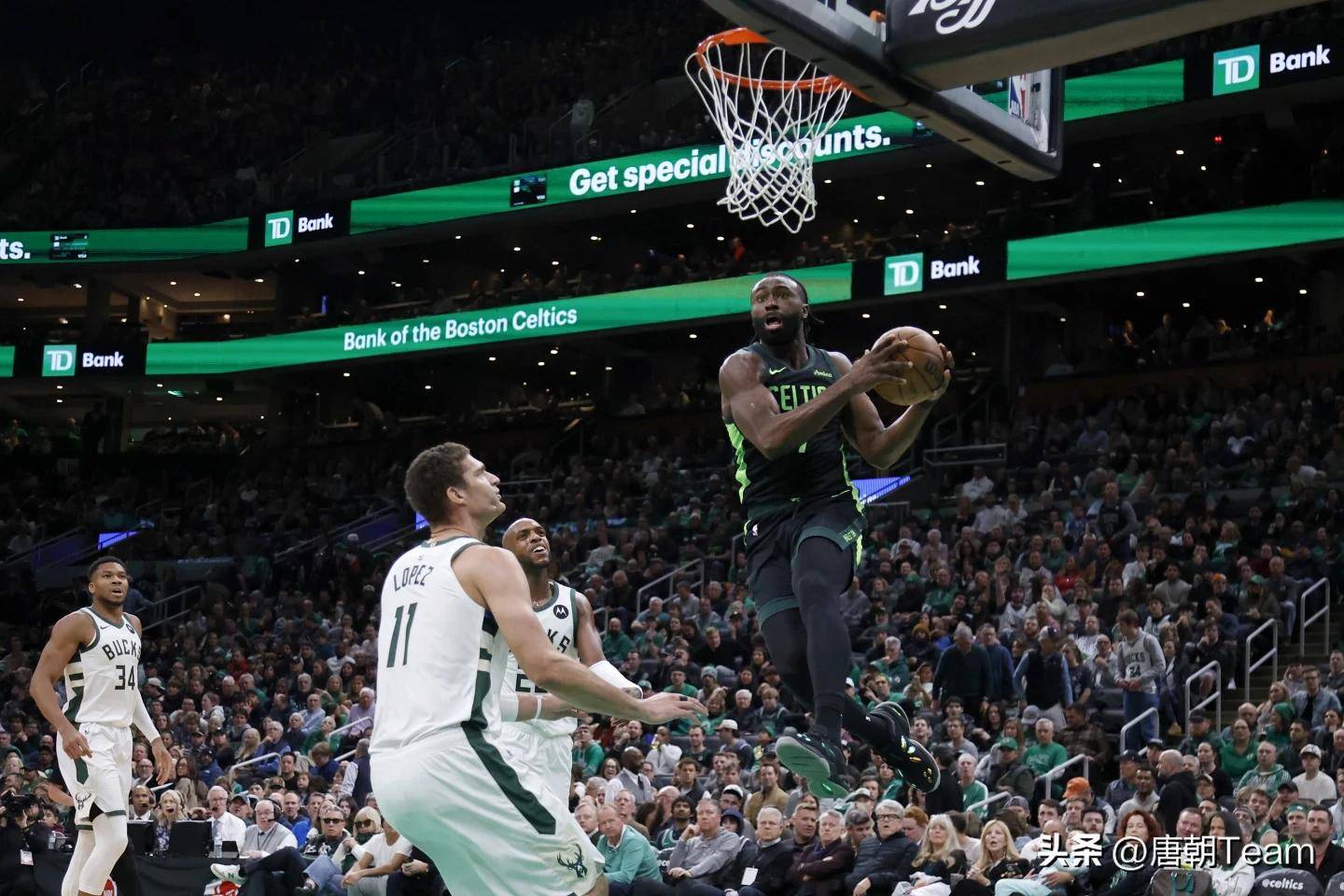 关于波士顿凯尔特人NBA战胜密尔沃基雄鹿塔图姆三分锁定的信息